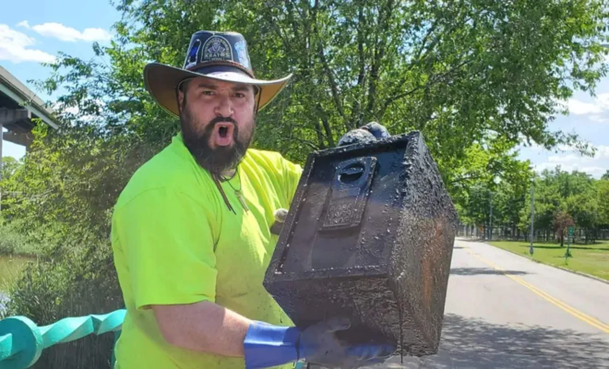 Mysterie in het hart van Queens: verborgen kluis opgegraven bij magnetvissen