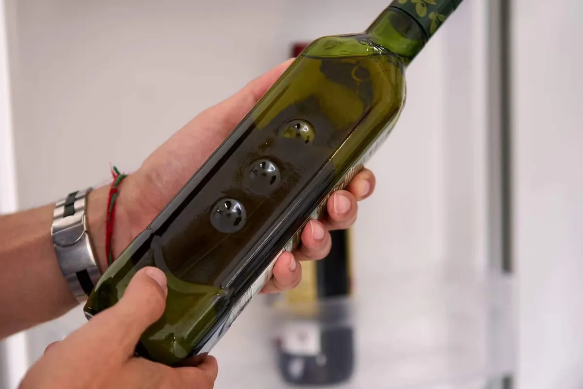 Moet je olijfolie in de koelkast? Zo bewaar je keukenoliën goed