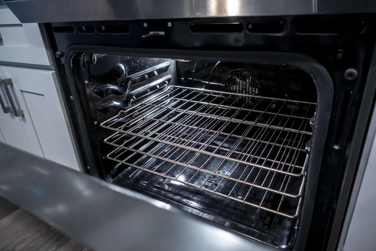 De oven schoonmaken met vaatwastabletten — een slimme hack