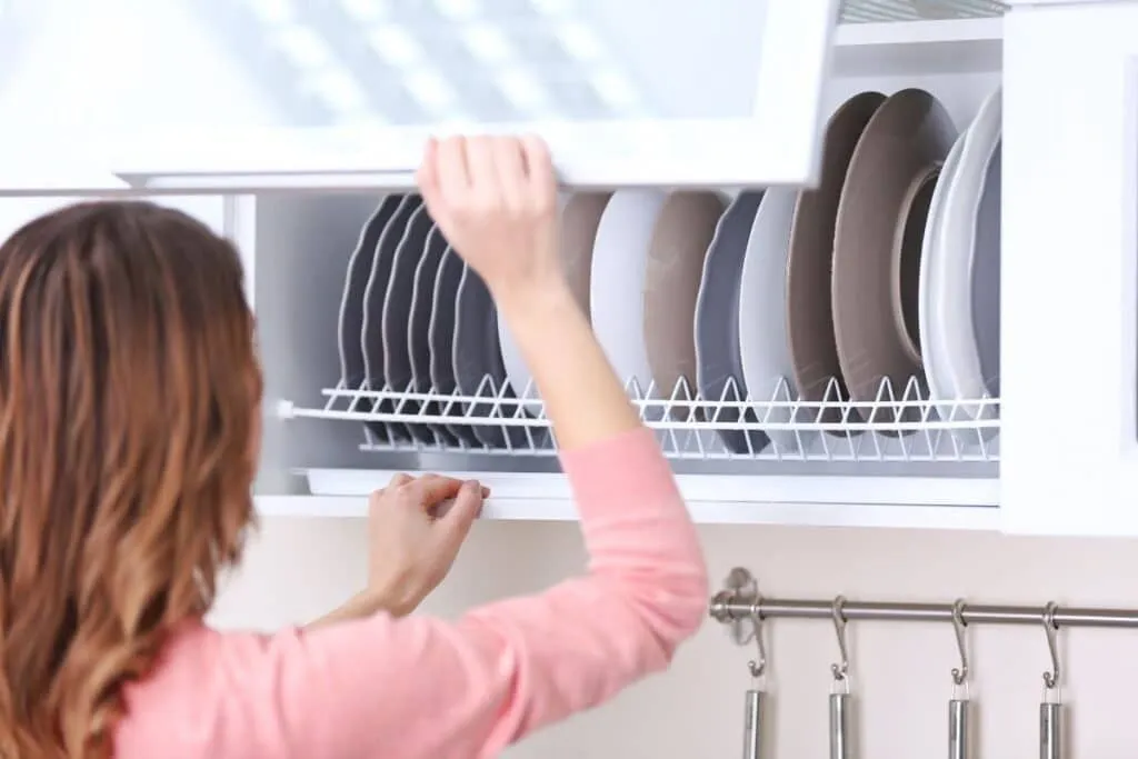 Vintage glazen servies maakt een comeback: waarom retro keukenspullen weer populair zijn