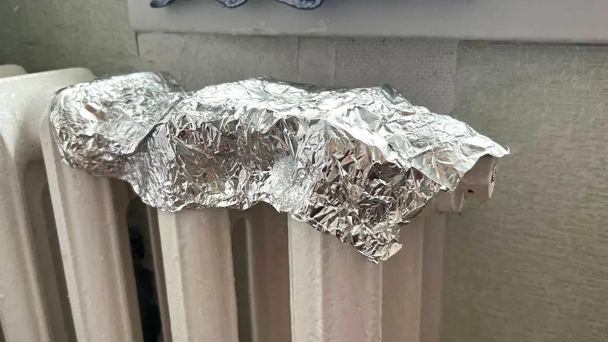 Handige oplossing voor koude winterdagen: aluminiumfolie achter de radiator