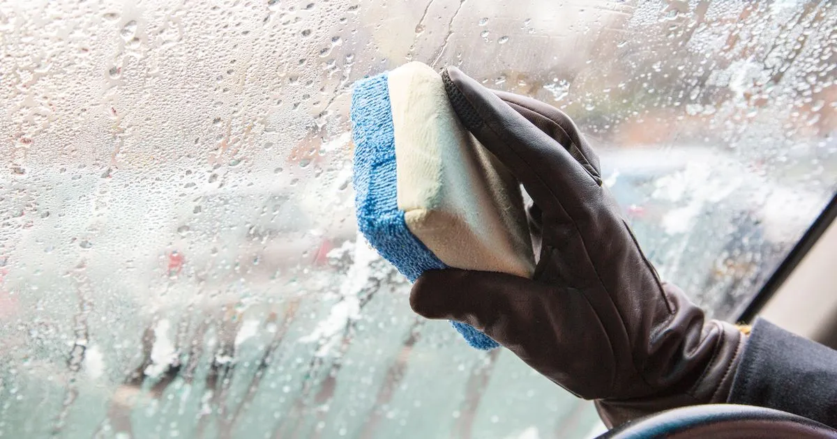 Zo voorkomt een simpel voorwerp dat je autoruit ’s nachts beslaat